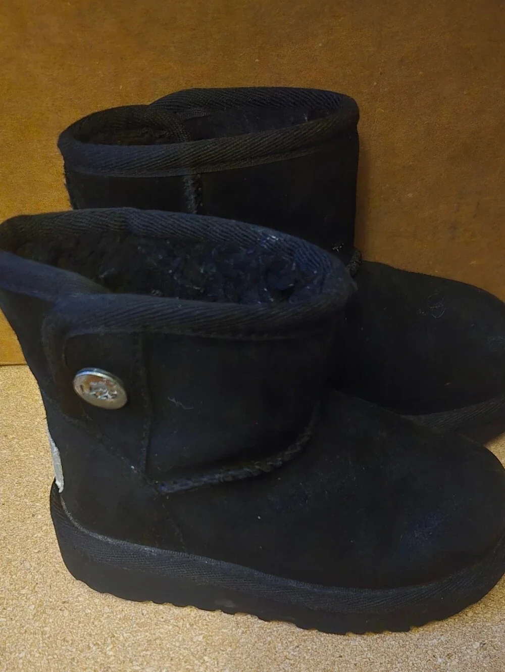 UGG Kids Classic Short Boot - Black Suede Size 7